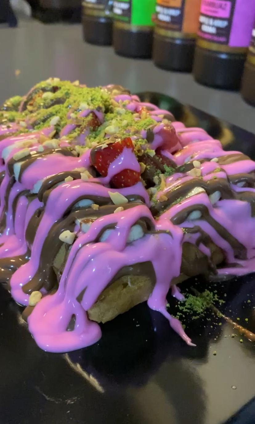 Çilekli çikolatalı waffle